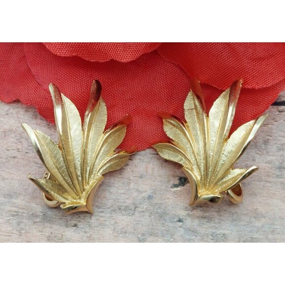 Vintage Crown Trifari Large Clip Earrings Brushed Gold Tone Leaves Feathers - Picture 1 of 7